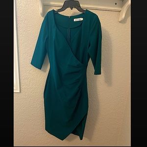 Emerald green half sleeve dress, size Large,runs true to size. Brand:MUXXN